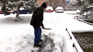 Mestá a obce majú za povinnosť očistiť od snehu aj chodníky. Chýbajú na to ale ľudia