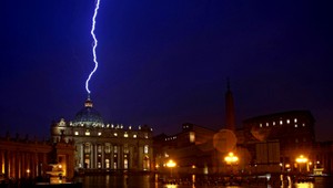 Títo pápeži odstúpili. A do Baziliky sv. Petra udrel blesk