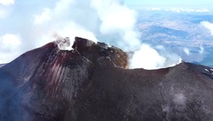 Sicílska Etna je opäť v plnej aktivite: Letisko začalo rušiť lety
