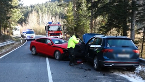 Zrážka vozidiel uzavrela dopravu na hodiny. Traja ľudia sú zranení