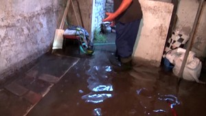 Dva domy vytápa voda z prasknutého potrubia. Oprava sa ale prekladá, aby o vodu neprišli iné domy