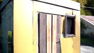 Zvláštne sťahovanie. Majiteľ pozemku odtiahol unimobunku, v ktorej, podľa rodiny, boli deti