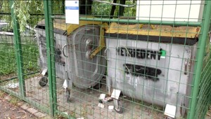 Polícia vyšetruje kuriózny prípad. V koši pri obytných domoch našli zbraň s nábojmi