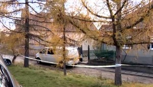 Sestry napadol muž mačetou. Polícia po ňom stále pátra, ženy sú v ťažkom stave