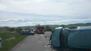 Pri vážnej dopravnej nehode odhodilo spolujazdca z auta, vo vzduchu skončilo aj auto