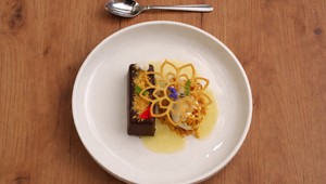 Čokoládová tortička s popcornovou zmrzlinou a smrekovým sirupom