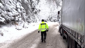 FOTO: Nehody, uzavreté horské priechody a kolaps na cestách. Vodičov prekvapil sneh