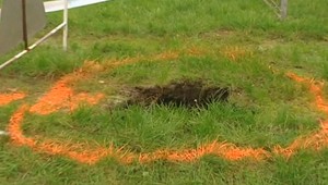 Muž venčil psa, prepadol sa pod zem