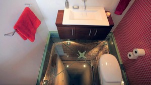 Kúpeľňu so sklenenou podlahou vybudovali nad výťahovou šachtou