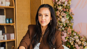 Jessica Alba má po troch deťoch dokonalú postavu: Pozrite, ako sa jej darí udržať fit!