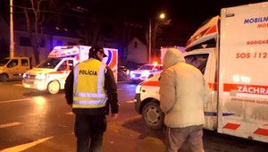 Žeriav zrazil na priechode pre chodcov dvoch ľudí