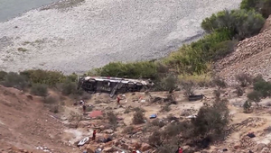 V Peru sa zrútil autobus do rokliny, hasiči potvrdili najmenej 37 mŕtvych