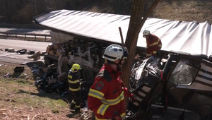 Reťazová nehoda na R1: Havarované kamióny, zrážka siedmych áut, päť zranených a opitý vodič