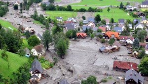 Zosuvy strhli celé dediny! Rakušanov evakuovali helikoptérami