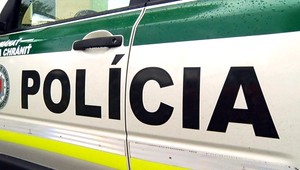 Zrážka autobusu s autom, polícia zasahovala