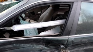 Mladík sa vyhýbal srne, skončil s horiacim autom vo svahu