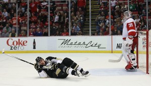 VIDEO. Svinský faul! Malkin dostal koncom hokejky medzi nohy!