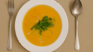 Mrkvovo-zázvorový krém s pečenými mandľami