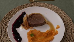 HLAVNÉ JEDLO - Hovädzie na štýl welington, batatové pyré a brusnicová omáčka