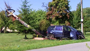 Za volant si sadol pod vplyvom alkoholu. Zdemoloval kríž a ohrozil deti, ktoré viezol