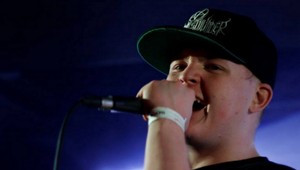 Divoké žúrky, alkohol a nové dievča. TAKÝ je život syna Ivety Bartošovej