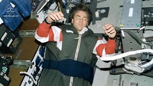 INŠTRUKTÁŽNE VIDEO. Ako treba spať vo vesmíre?