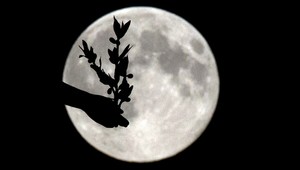 Supermesiac predviedol nádherné vesmírne divadlo