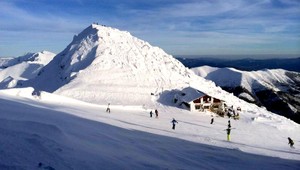 Perinbaba sa umúdrila, v piatok snežilo aj na západe