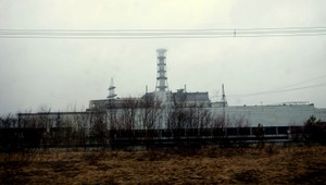 Štvrtý reaktor jadrovej elektrárne  v Černobyle zakrývajú obrovským krytom