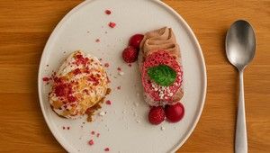 Vyprážané šišky s malinovou penou