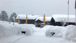 Sneh a lavíny uväznili vo Švajčiarsku 13 tisíc ľudí