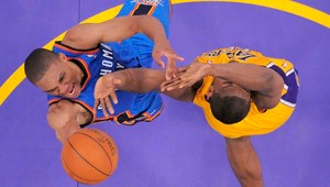 NBA: Philadelphia vyhrala v Bostone, Oklahoma zničila Lakers