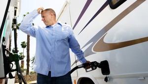 Auto je výsadou bohatých. Ceny benzínu lámu rekordy