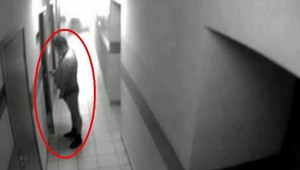 Ožratý policajný šéf močil rovno pred kanceláriou!