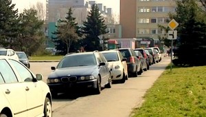 Blokáda chodníkov autami. Ak nemáte kadiaľ prejsť, volajte políciu