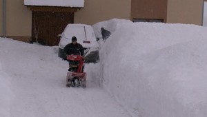 Husté sneženie komplikuje situáciu. Lavína spadla pred prichádzajúci vlak