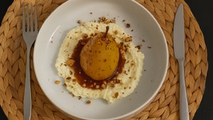 Varená hruška s mascarpone a karamelizovanými vlašskými orechami