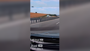 VIDEO: Dramatické zábery z nehody. Auto vymrštilo do vzduchu