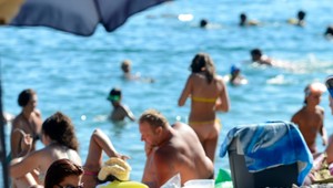 Podvodníci na dovolenkárov číhajú online. Obeťou sa stal aj mladý Čech