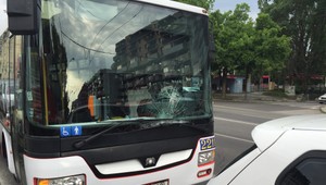 Chodca zrazil autobus, z miesta nehody chcel ujsť