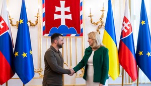 Zelenskyj pricestoval na Slovensko. Stretol sa s prezidentkou , šéfom parlamentu a čakali ho aj rodáci