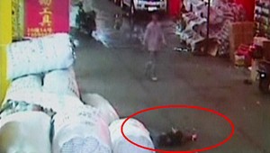 Dievčatko (2) prešli dve autá, nikto si ho nevšímal!