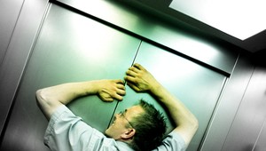 Chlapec (2), čo spadol do výťahovej šachty na poliklinike, zomrel