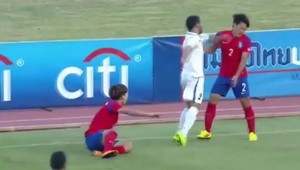 Futbal po uzbecky! Tri údery päsťou, ako bonus kung-fu kop do hlavy