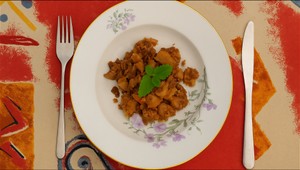 Jablkový crumble s domácim bazovým sirupom