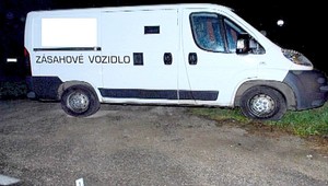 Ozbrojenci vyrezali do opancierovaného auta dieru