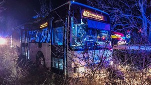 Autobus s cestujúcimi narazil do stromu, zranilo sa viacero ľudí