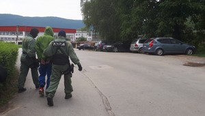 FOTO: V okrese Rožňava zasahovala NAKA. Zadržali aj mladú ženu