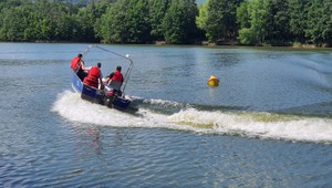 Skočil do vody a viac ho nevideli. Potápači prehľadávajú vodnú nádrž