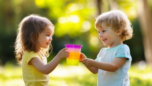 Pijete s kamarátmi z jednej fľaše či pohára? Môže sa vám stať toto